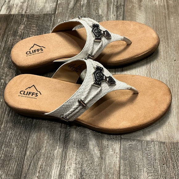 Cliffs by WHITE MOUNTAIN White and Tan Sandals Size 9.5 - Picture 9 of 12
